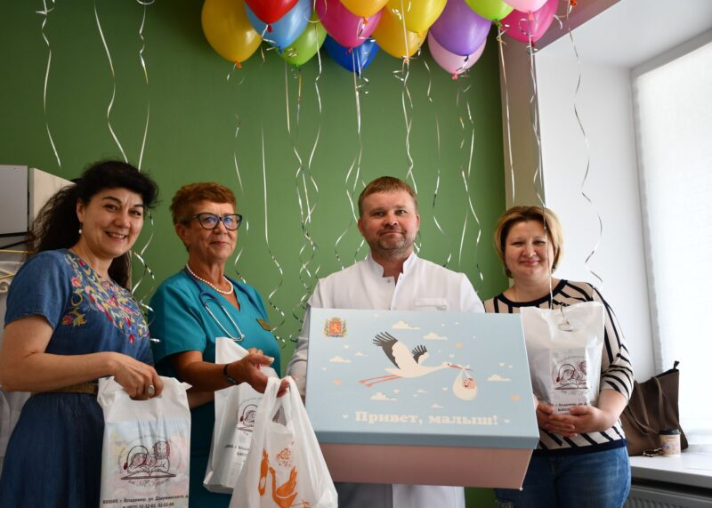 Вручение малышам первых книг в День защиты детей
