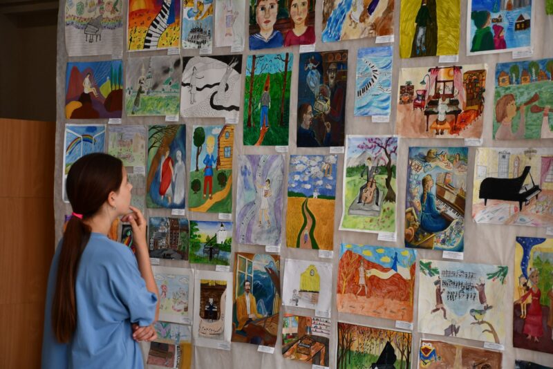 Выставка рисунков-участников конкурса «Музыка и слово»