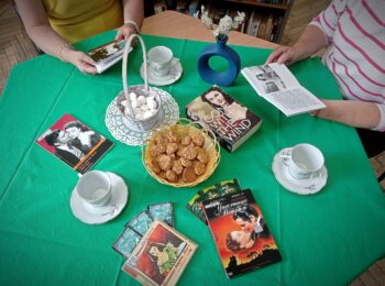 книги на столе