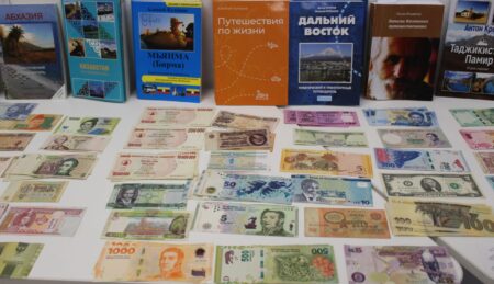 Книги о путешествиях по миру и монеты