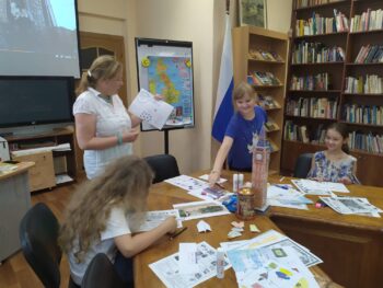 дети на занятии английским