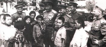 Советские офицеры и генералы с китайскими детьми