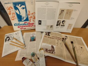 книги, карандаши,раскрытые журналы, тюбики с краской