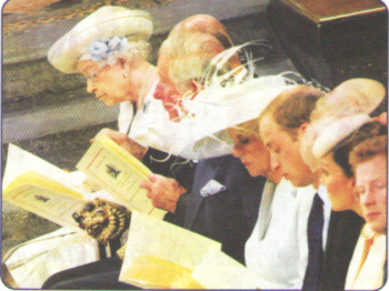 Королева и семья с бумагами